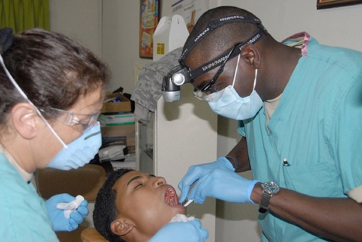 2 dentist checking a patient's mouth